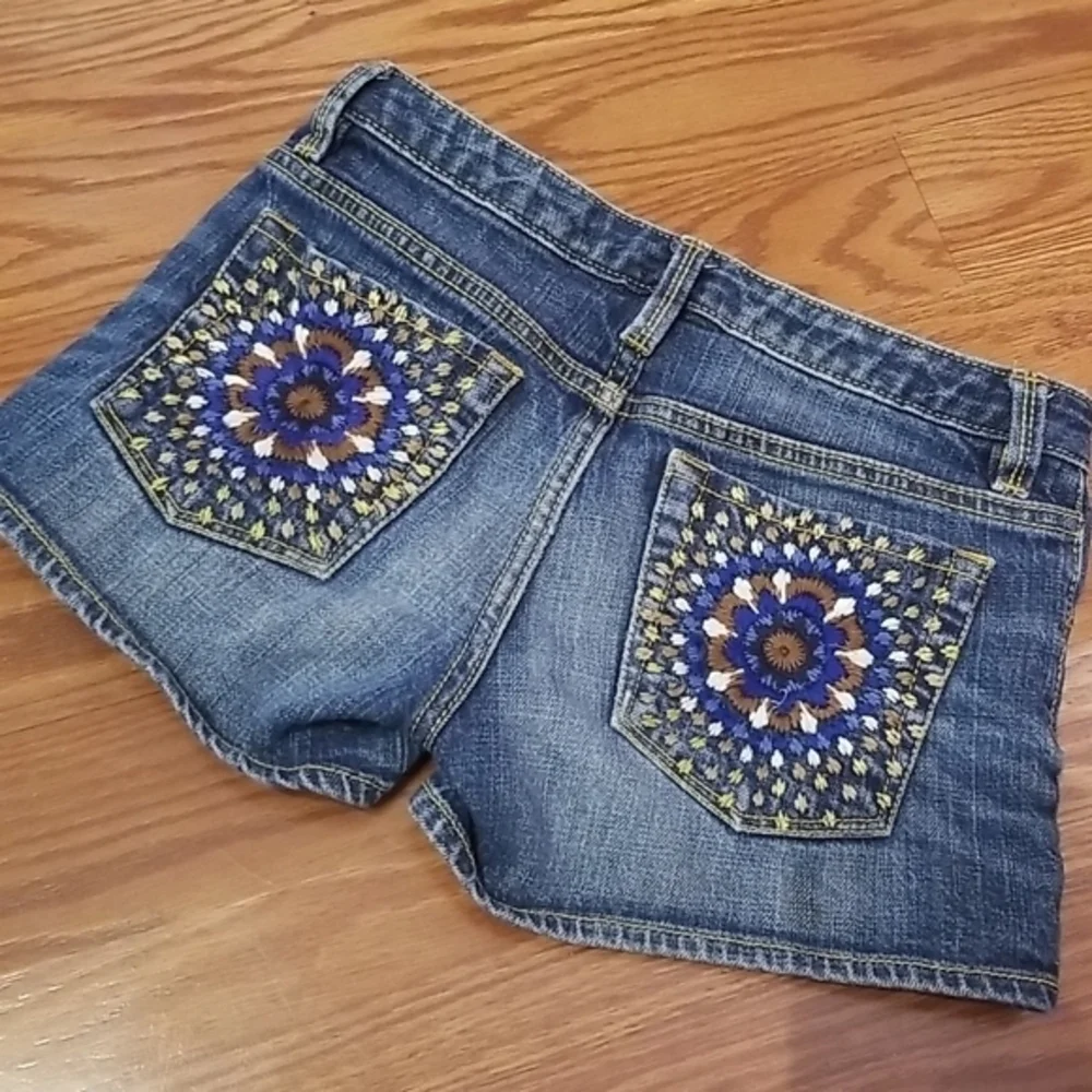 Girls gap shorts size 12 reg embroidery on back pockets‎